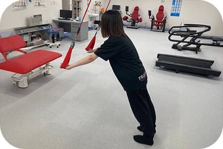 ベッドサイドでリハビリを行う様子